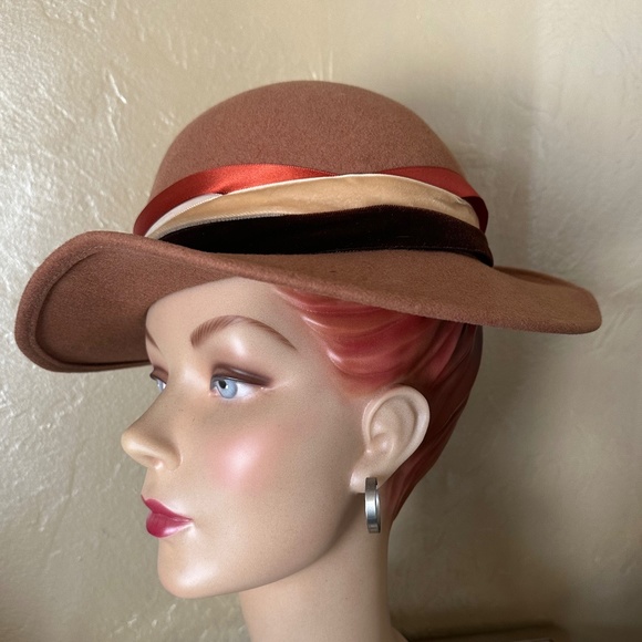 ELEGANT VINTAGE LIGHT BEIGE FELT FEDORA WITH MULTICOLORED RIBBON BAND main image 6